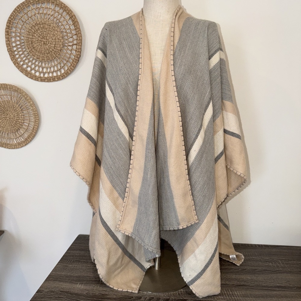 St‎ John's Bay One Size Cream Grey & Pink Sweater Wrap Vest Poncho Shawl